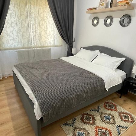 Apartament Cina Husi Exterior photo