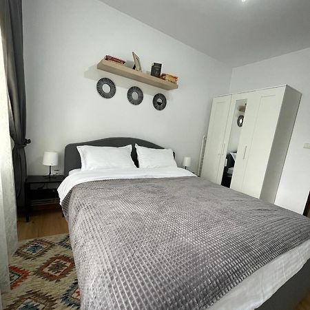 Apartament Cina Husi Exterior photo